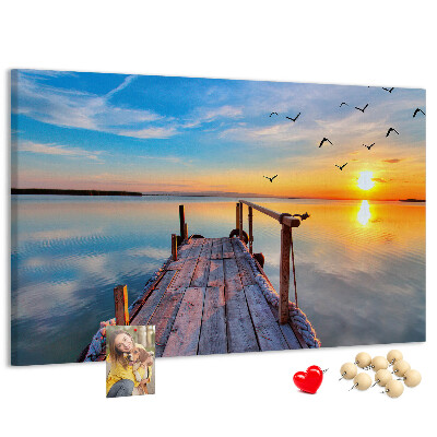 Kurk prikbord met een afbeelding van een zonsondergang boven een kalm meer