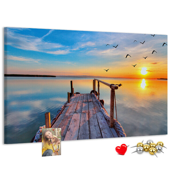 Kurk prikbord met een afbeelding van een zonsondergang boven een kalm meer