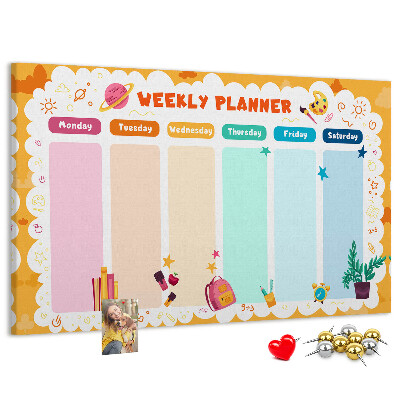 Kurkbord met een kleurrijke weekplanner en schoolthema's