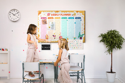 Kurkbord met een kleurrijke weekplanner en schoolthema's