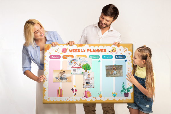Kurkbord met een kleurrijke weekplanner en schoolthema's