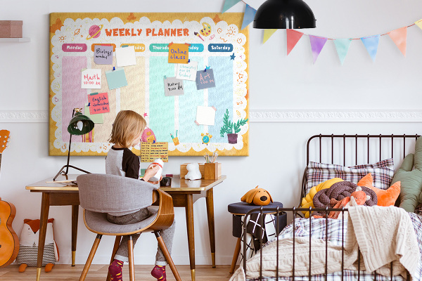 Kurkbord met een kleurrijke weekplanner en schoolthema's