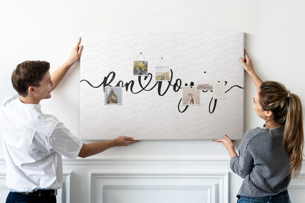 Kurken prikbord met een elegante inscriptie voor reizigers