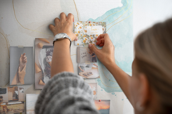 Kurkbord met abstract landschap in pasteltinten