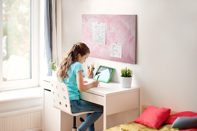 Kurken prikbord met een achtergrond van fijne roze veren
