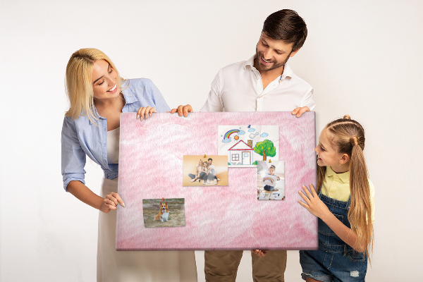 Kurken prikbord met een achtergrond van fijne roze veren