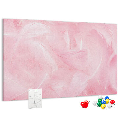 Kurken prikbord met een achtergrond van fijne roze veren