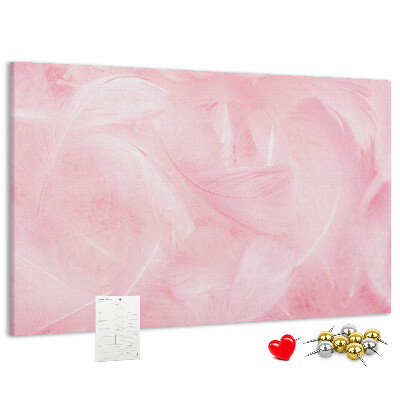 Kurken prikbord met een achtergrond van fijne roze veren