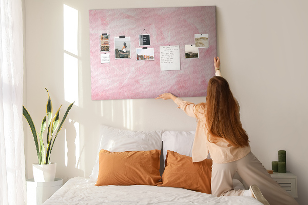 Kurken prikbord met een achtergrond van fijne roze veren