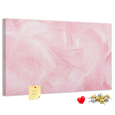 Kurken prikbord met een achtergrond van fijne roze veren