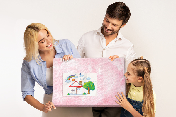 Kurken prikbord met een achtergrond van fijne roze veren