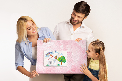 Kurken prikbord met een achtergrond van fijne roze veren