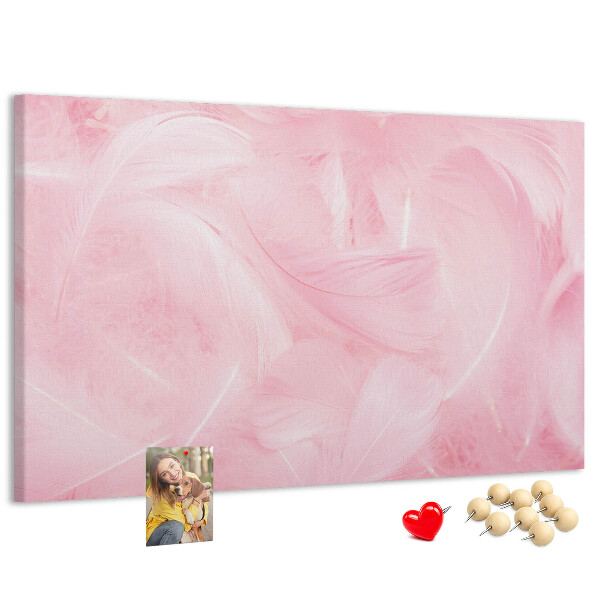 Kurken prikbord met een achtergrond van fijne roze veren