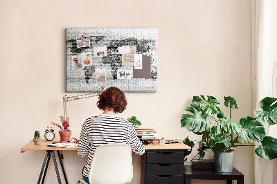 Wereldkaart op een bakstenen muur prikbord