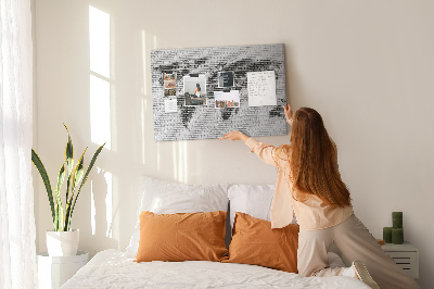 Wereldkaart op een bakstenen muur prikbord