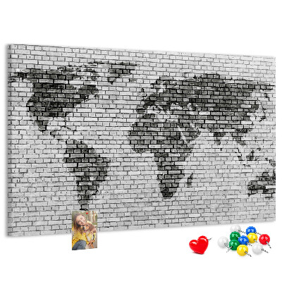 Wereldkaart op een bakstenen muur prikbord