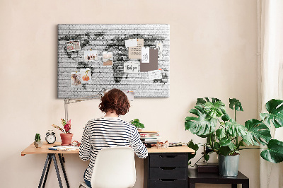 Wereldkaart op een bakstenen muur prikbord