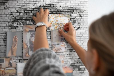 Wereldkaart op een bakstenen muur prikbord