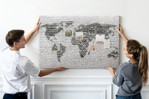 Wereldkaart op een bakstenen muur prikbord