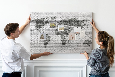 Wereldkaart op een bakstenen muur prikbord