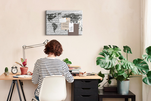 Wereldkaart op een bakstenen muur prikbord