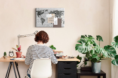 Wereldkaart op een bakstenen muur prikbord