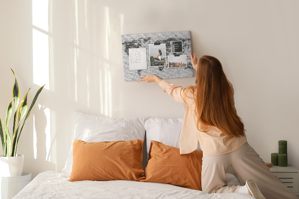 Wereldkaart op een bakstenen muur prikbord