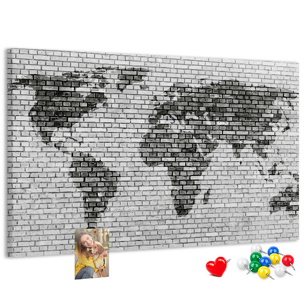 Wereldkaart op een bakstenen muur prikbord