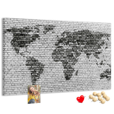 Wereldkaart op een bakstenen muur prikbord