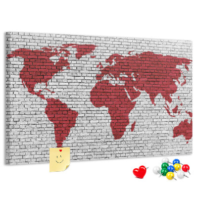 Kurkbord met afbeelding van de wereld op een bakstenen muur