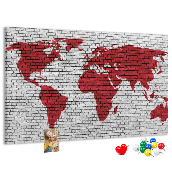 Kurkbord met afbeelding van de wereld op een bakstenen muur
