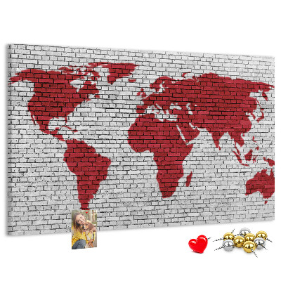 Kurkbord met afbeelding van de wereld op een bakstenen muur