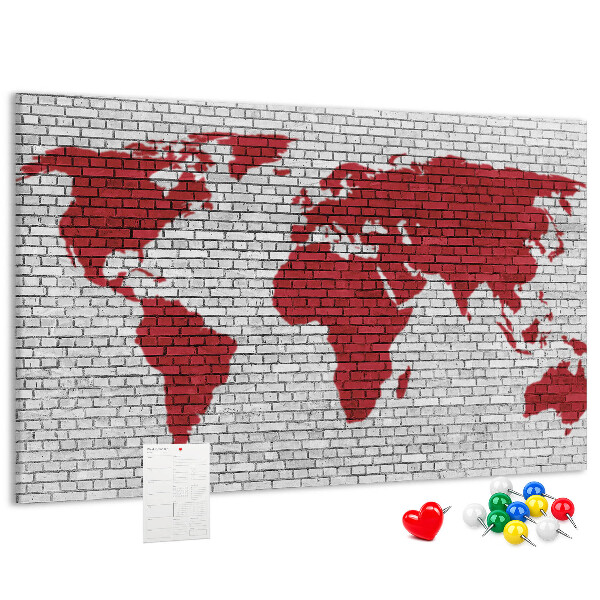 Kurkbord met afbeelding van de wereld op een bakstenen muur