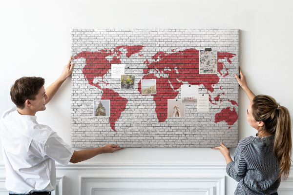 Kurkbord met afbeelding van de wereld op een bakstenen muur