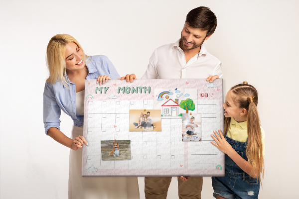 Kurken prikbord roze kalender met wolkjes en hartjes