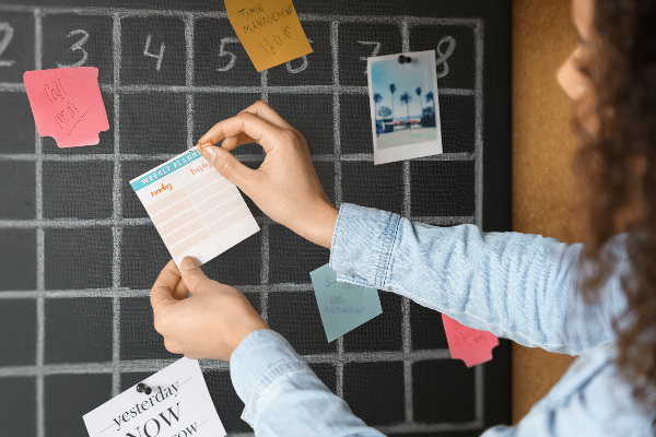 Prikbord met gekleurde blokken