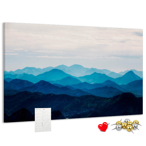 Kurkbord met berglandschap in verschillende tinten blauw