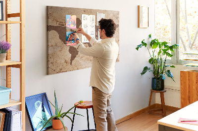 Prikbord met een kaart van de oude wereld op een bruine achtergrond