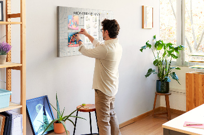 Kurkbord maandplanner met een minimalistisch ontwerp