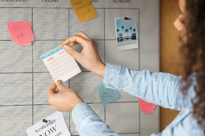 Kurkbord maandplanner met een minimalistisch ontwerp