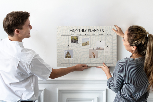 Kurkbord maandplanner met een minimalistisch ontwerp