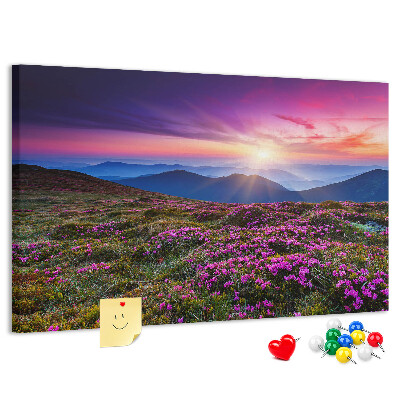 Prikbord met een schilderachtige zonsondergang boven het berglandschap