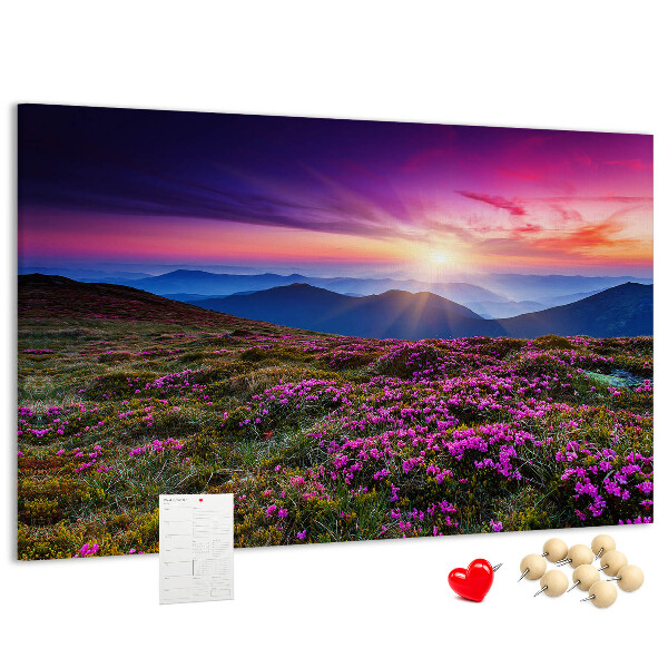 Prikbord met een schilderachtige zonsondergang boven het berglandschap