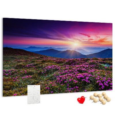 Prikbord met een schilderachtige zonsondergang boven het berglandschap