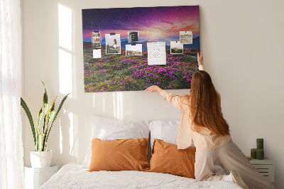 Prikbord met een schilderachtige zonsondergang boven het berglandschap