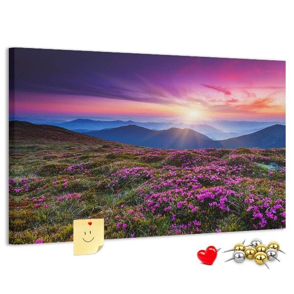 Prikbord met een schilderachtige zonsondergang boven het berglandschap