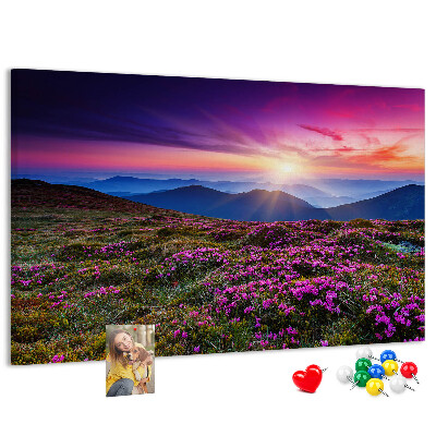 Prikbord met een schilderachtige zonsondergang boven het berglandschap