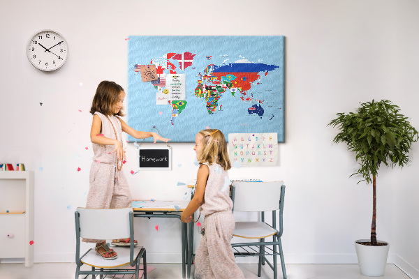 Kurkbord wereldkaart met landvlaggen