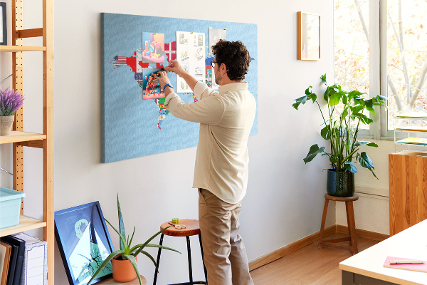 Kurkbord wereldkaart met landvlaggen