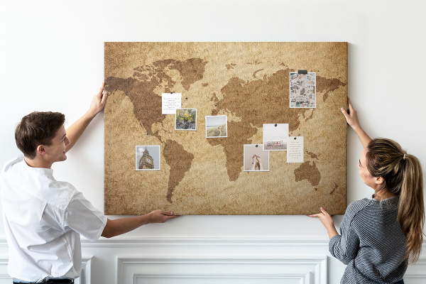 Kurkbord met een kaart van de oude wereld op een bronzen achtergrond